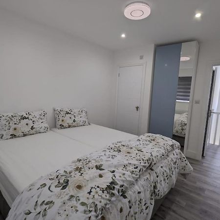 Beautiful 3 Bedroom House In London -Ensuite Bed Room Twickenham Eksteriør billede