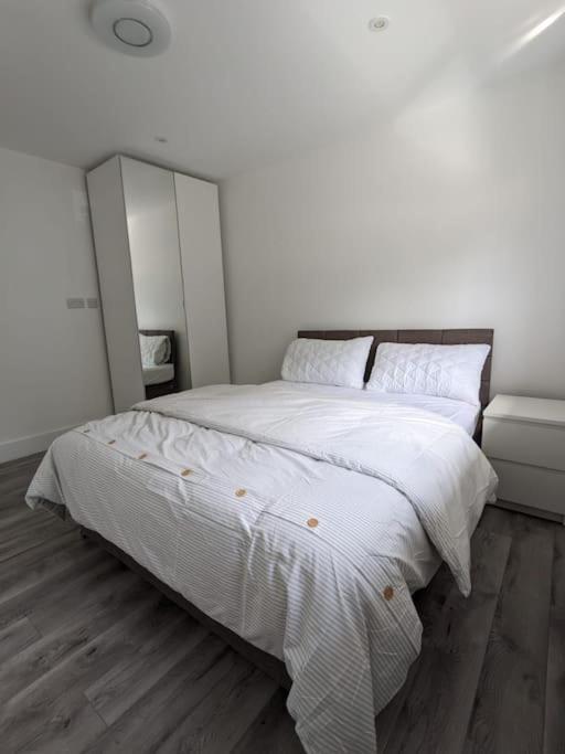 Beautiful 3 Bedroom House In London -Ensuite Bed Room Twickenham Eksteriør billede