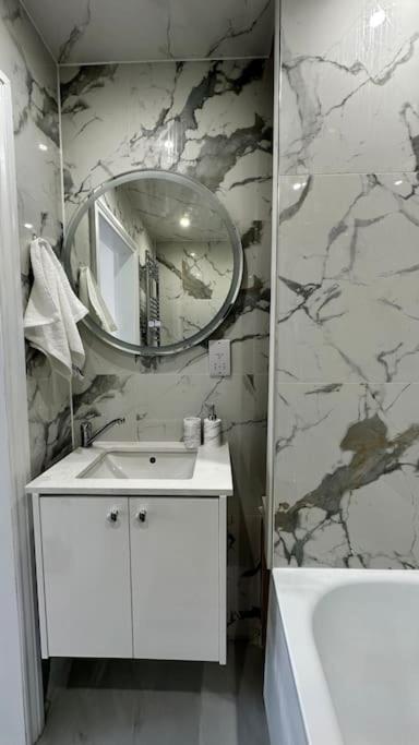 Beautiful 3 Bedroom House In London -Ensuite Bed Room Twickenham Eksteriør billede