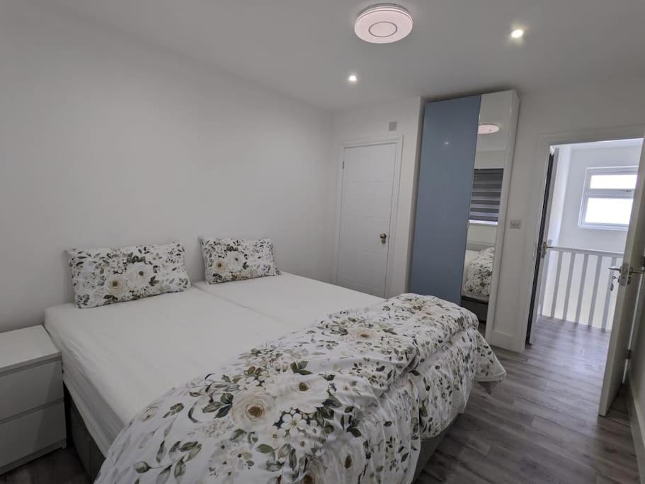 Beautiful 3 Bedroom House In London -Ensuite Bed Room Twickenham Eksteriør billede