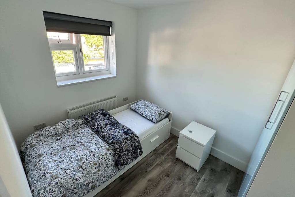 Beautiful 3 Bedroom House In London -Ensuite Bed Room Twickenham Eksteriør billede