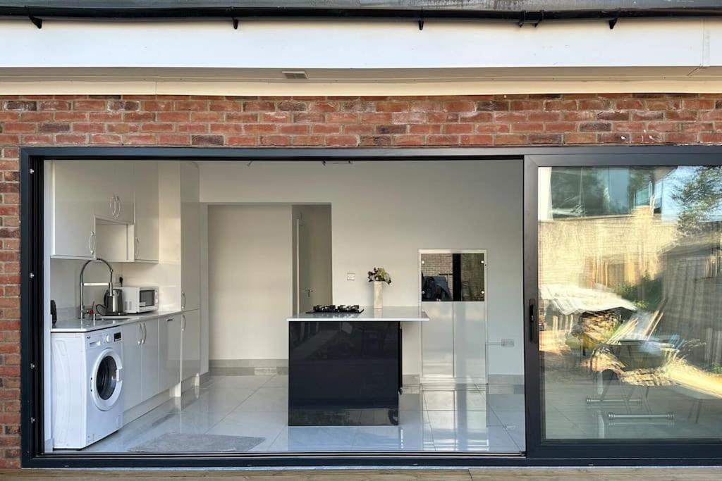 Beautiful 3 Bedroom House In London -Ensuite Bed Room Twickenham Eksteriør billede