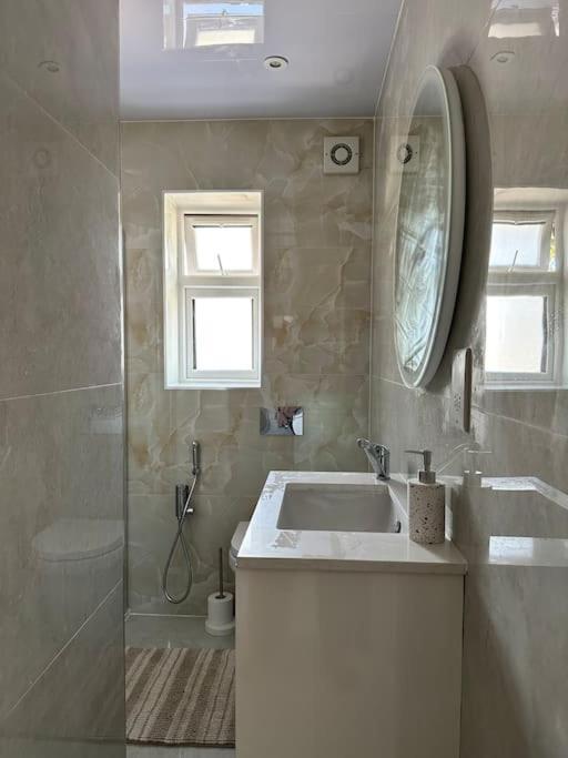 Beautiful 3 Bedroom House In London -Ensuite Bed Room Twickenham Eksteriør billede